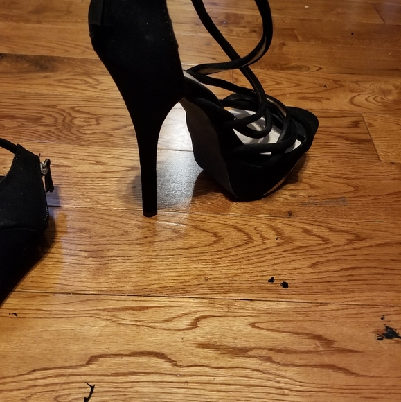 Black heels - Picture 4 of 6